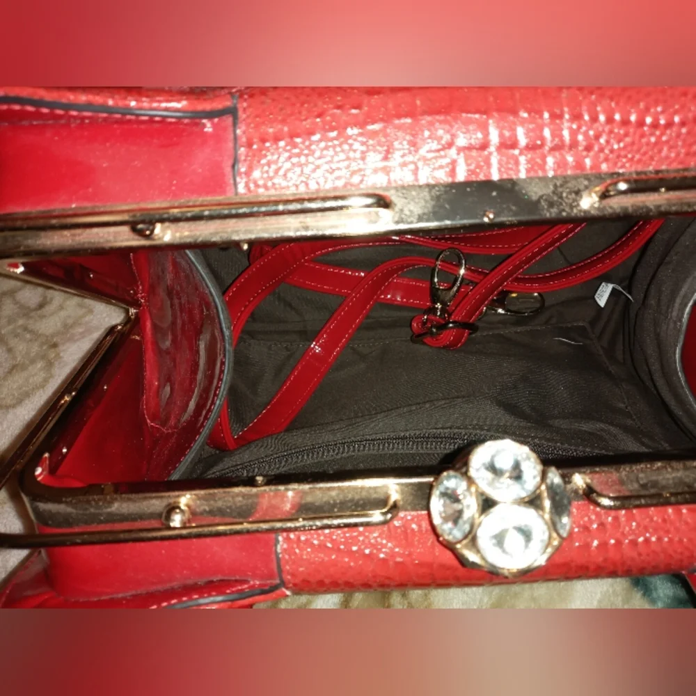 Sorrentino Red Purse - Picture 6 of 6